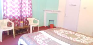 Postel nebo postele na pokoji v ubytování YMCA Tourist Hostel Shimla
