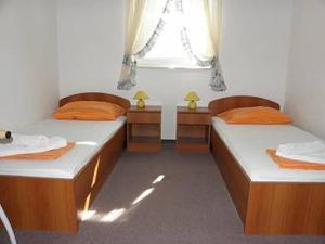 Posteľ alebo postele v izbe v ubytovaní Apartments Monika - 10m from sea