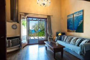 uma sala de estar com um sofá azul e uma mesa em Pelion BNB Luxury homes em Damouchari