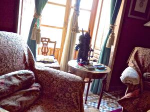 a living room with a couch and a table and a window at Olmitos 3, Casa-Palacio Real Piedad in Cehegín