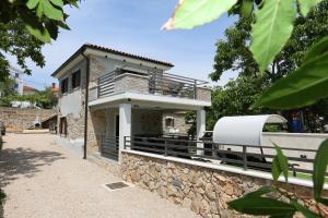 uma pequena casa com uma parede de pedra em House Anika em Šilo