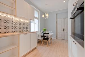 Kuchyňa alebo kuchynka v ubytovaní Imperial Apartments Helska
