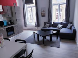 ブリュッセルにあるBrussels appartments luxuryのソファとテーブルのあるリビングルーム