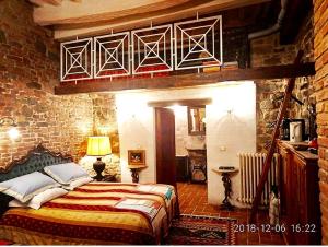 una camera da letto con un letto grande in un muro di mattoni di Old Style Studio a Perugia