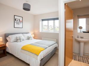 1 dormitorio con cama y lavamanos en Coed y Felin, en Conwy