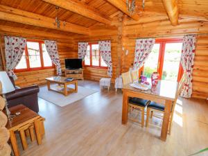 Μια τηλεόραση ή/και κέντρο ψυχαγωγίας στο Ash Lodge
