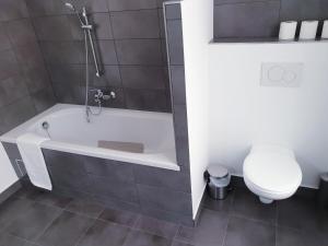 La salle de bains est pourvue d'une baignoire et de toilettes. dans l'établissement Brussels appartments luxury, à Bruxelles