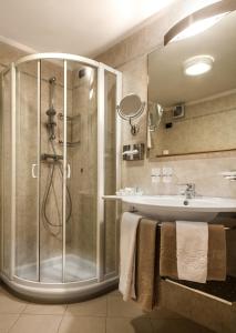 ein Bad mit einer Dusche und einem Waschbecken in der Unterkunft Hotel Pedranzini in Santa Caterina Valfurva