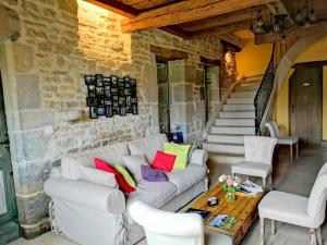 ein Wohnzimmer mit einem Sofa und einem Tisch in der Unterkunft Le relais des deux tours in Brémondans