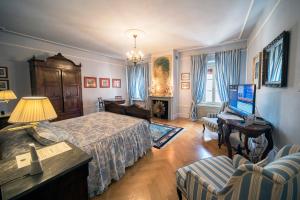 TV a/nebo společenská místnost v ubytování Palazzo Dalla Rosa Prati
