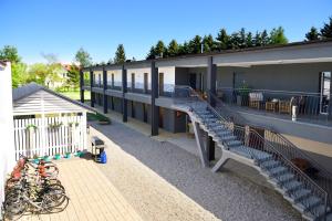 una fila de bicicletas estacionadas fuera de un edificio en Błekitne Tarasy, en Ustronie Morskie