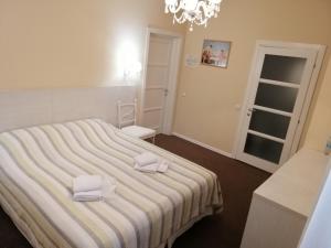 sypialnia z łóżkiem z dwoma ręcznikami w obiekcie light hotel & hub w Kijowie