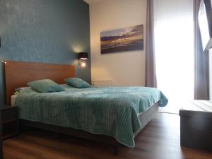 Posteľ alebo postele v izbe v ubytovaní Apartament z widokiem na morze - Apartament Turkusowy
