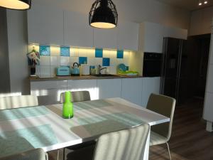Kuchyňa alebo kuchynka v ubytovaní Apartament z widokiem na morze - Apartament Turkusowy