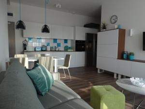 Kuchyňa alebo kuchynka v ubytovaní Apartament z widokiem na morze - Apartament Turkusowy