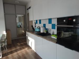 Kuchyňa alebo kuchynka v ubytovaní Apartament z widokiem na morze - Apartament Turkusowy