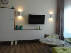 Televízia a/alebo spoločenská miestnosť v ubytovaní Apartament z widokiem na morze - Apartament Turkusowy