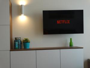Televízia a/alebo spoločenská miestnosť v ubytovaní Apartament z widokiem na morze - Apartament Turkusowy