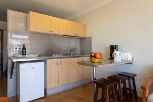 Een keuken of kitchenette bij TC Apartamentos Rocamar