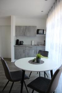 a white table and chairs in a kitchen at Rainer Appartements in Besigheim