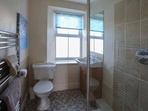 A bathroom at Dunes - Rhosneigr