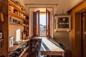 una cucina con tavolo e vista su un balcone di Palazzu Stidda Catania a Catania