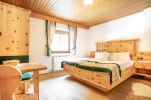 Łóżko lub łóżka w pokoju w obiekcie Saxerhof