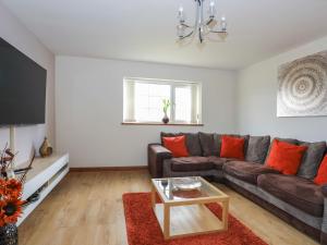 a living room with a couch and a table at Dwyros in Pwllheli
