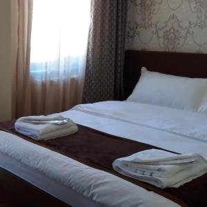 Rúm í herbergi á Hotel IVERIA