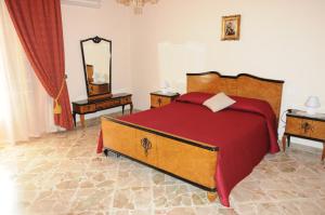 1 dormitorio con 1 cama grande y espejo en CASA CALISI, en Terrasini