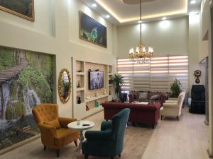 トラブゾンにあるSanli Hotel Hammam & SPAのリビングルーム(ソファ、椅子、シャンデリア付)