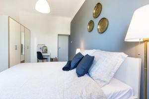Posteľ alebo postele v izbe v ubytovaní *** Lounge terrace apartment with the harbour view / city centre ***