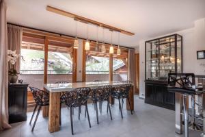 a dining room with a table and chairs at FARONNIERE 5 in Morzine