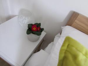 Łóżko lub łóżka w pokoju w obiekcie RiverGem - Riverside Coach House