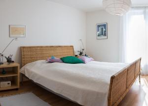 ランゲナルゲンにあるFerienwohnung Ernst-Stroblのベッドルーム1室(白いシーツと枕のベッド1台付)