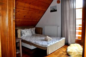 En eller flere senge i et værelse på Dom Trzech Braci