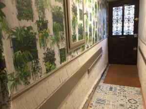 einen Flur mit Tür und Pflanzen an der Wand in der Unterkunft La Provence Studio in Colmar