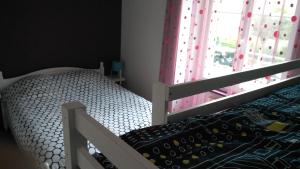 - une chambre avec des lits superposés et une fenêtre dans l'établissement Le Petit Bleu - Appt à 5m de la plage, à Dinard