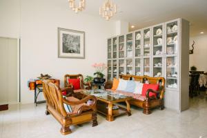 a living room with a couch and a table and chairs at He Sen B&B in Kenting