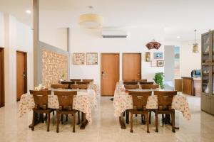 une salle à manger avec des tables et des chaises en bois dans l'établissement He Sen B&B, à Kenting