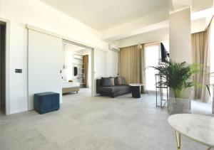 ein Wohnzimmer mit Sofa und Tisch in der Unterkunft Lemon Cliff Luxury B&B in Mamaia Nord – Năvodari + 30 Fotos