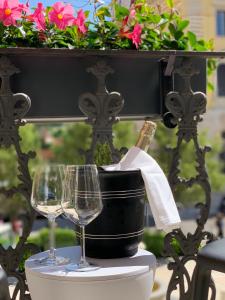維洛納的住宿－Bue Nero Suites Verona，一瓶葡萄酒和一张桌子上的一杯