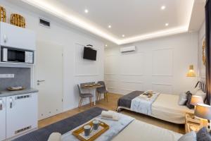 una camera d'albergo con due letti e una cucina di Budapest Holidays Residence a Budapest
