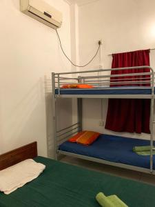 Postel nebo postele na pokoji v ubytování Sea Sands Beach Hostel