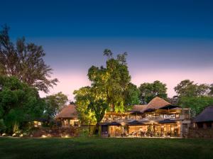 Κήπος έξω από το Anantara Stanley & Livingstone Victoria Falls Hotel
