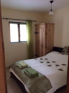 1 dormitorio con cama y ventana en The Lodge, en Les Dognons