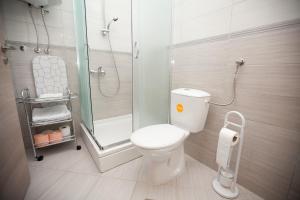 Koupelna v ubytování Apartmani Lea + 37 fotografií