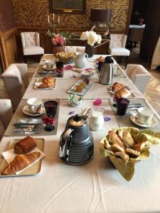 Notre-Dame-de-SanilhacにあるChâteau de la gauderieのテーブル(パン、コーヒー、紅茶付)