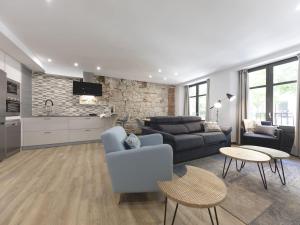ein Wohnzimmer mit einem Sofa und einem Tisch in der Unterkunft Bravissimo Rambla Eiffel Bridge 1 in Girona