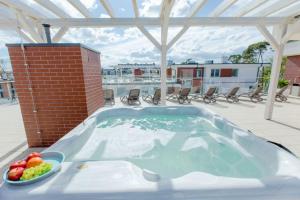 wanna z hydromasażem z miską owoców na patio w obiekcie Resort Apartamenty Klifowa Rewal 23 w Rewalu